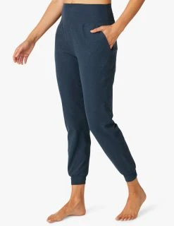 Beyond Yoga Midi Jogger | Navy Bottoms