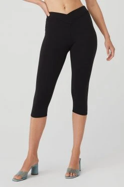 Alo Women's Airbrush V-Cut Capri | Black Bottoms